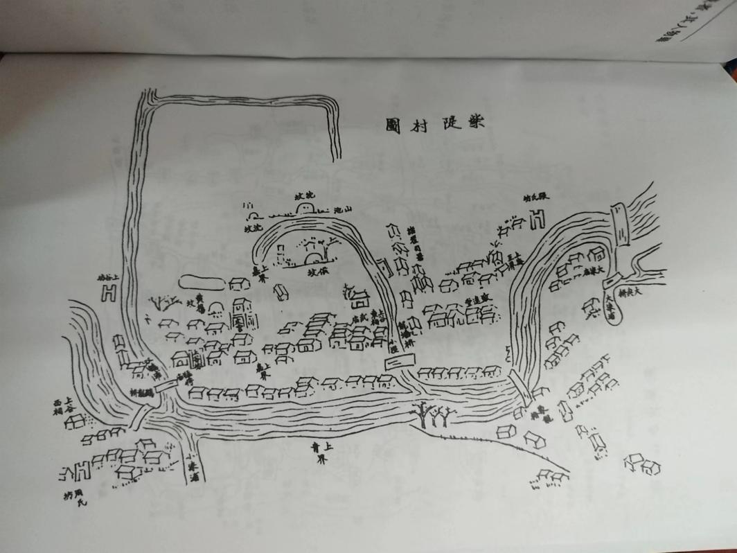 跨蟠龙塘上的桥很多嵌有"龙"字,如鹤龙桥,龙蟠桥,聚龙桥,云龙桥,宝龙