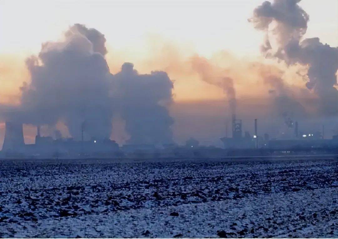 全球变暖导致的极端天气事件给人类社会带来了巨大的损失和影响.