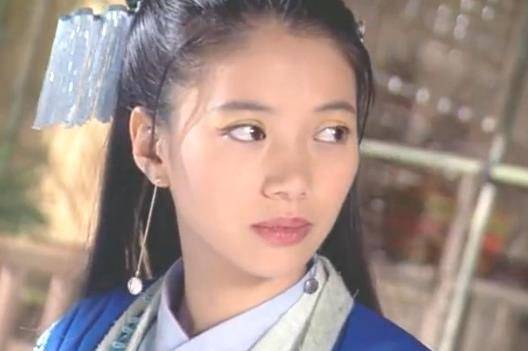 袁咏仪饰演的任盈盈因为剧本被改得乱七八糟,妆容方面,眼影是带着荧光