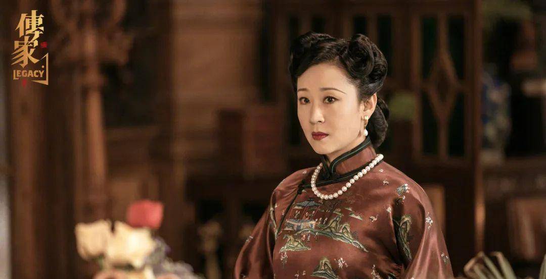 没有干预,但心里自然反对,不止一次暗示钟杰,应该对星华百货上点心