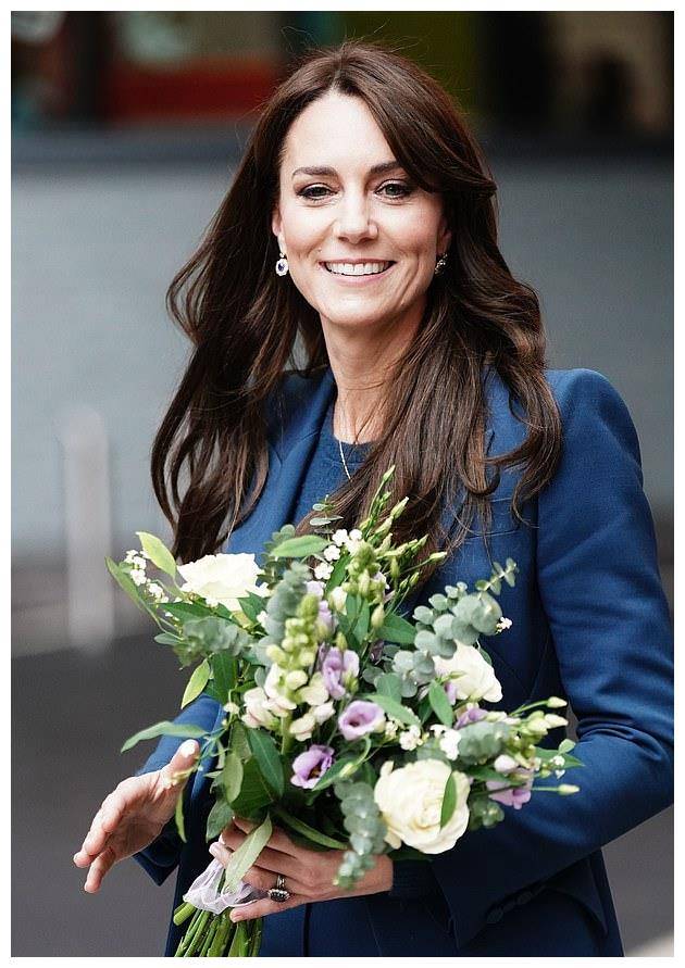 凯特王妃手术后与三小只合影曝光人气女神笑容灿烂