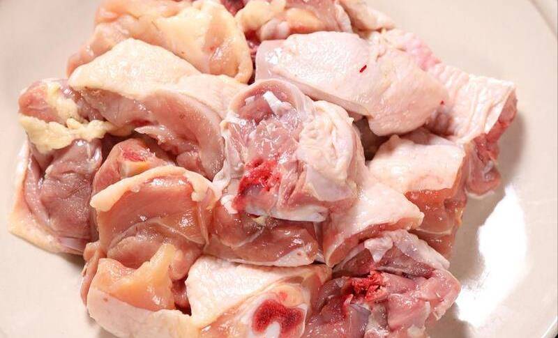 1,鸡肉剁成小块,放入水中清洗干净,然后我们需要准备一大盆水,把鸡肉