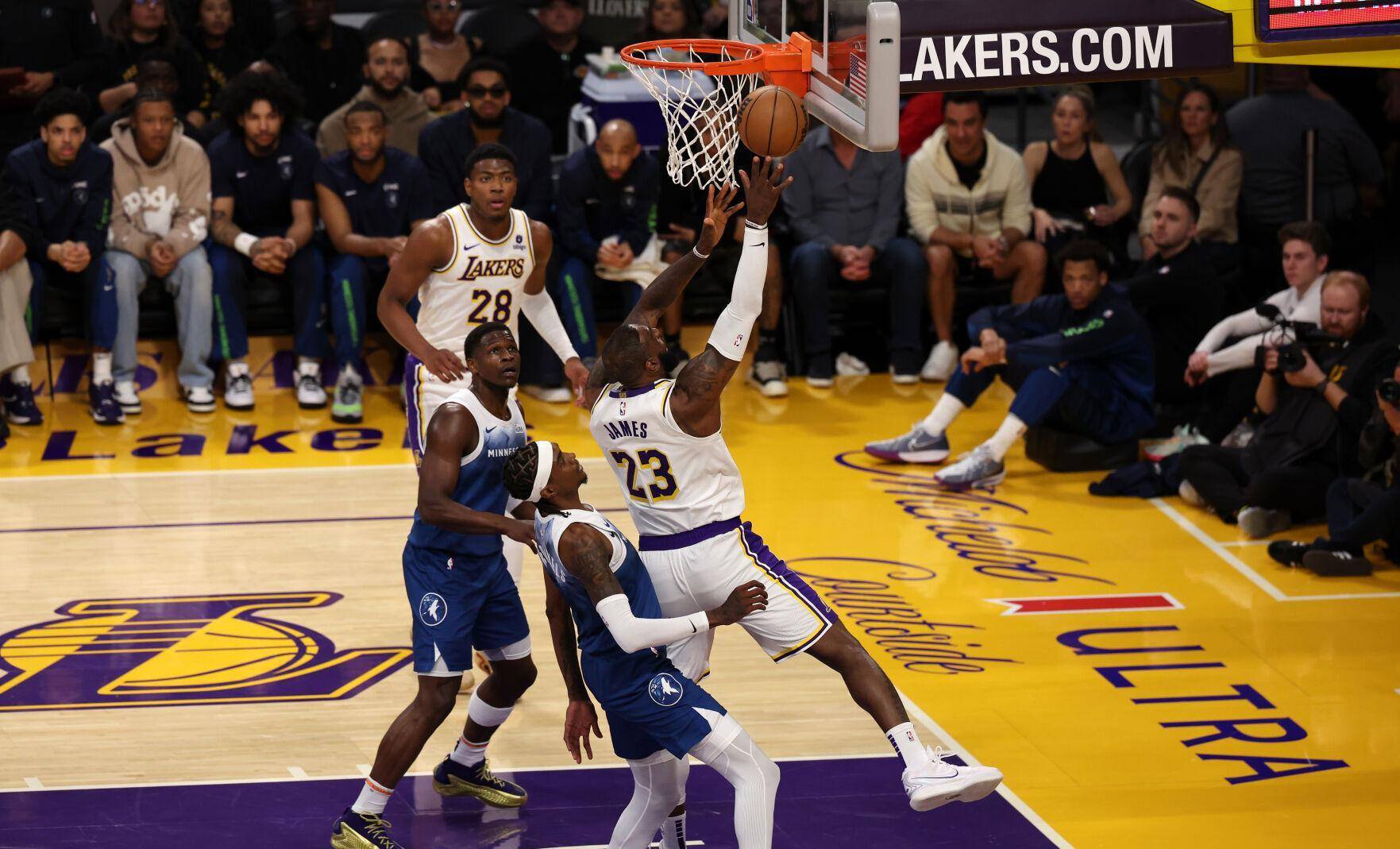 原创詹姆斯复出轰2989连得11分宝刀不老超远滑翔劈扣太炸裂