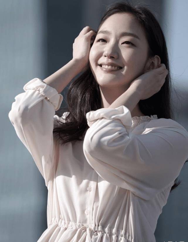 原创金高银晒全新美照白裙加身立显气质与李敏镐真配一脸