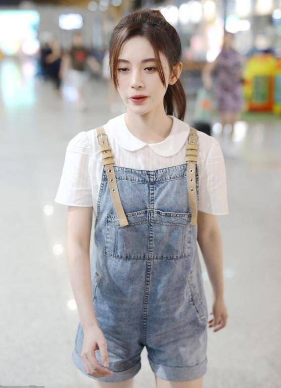 原创鞠婧祎太清纯牛仔裙打扮好似学生妹高马尾同样有时尚范