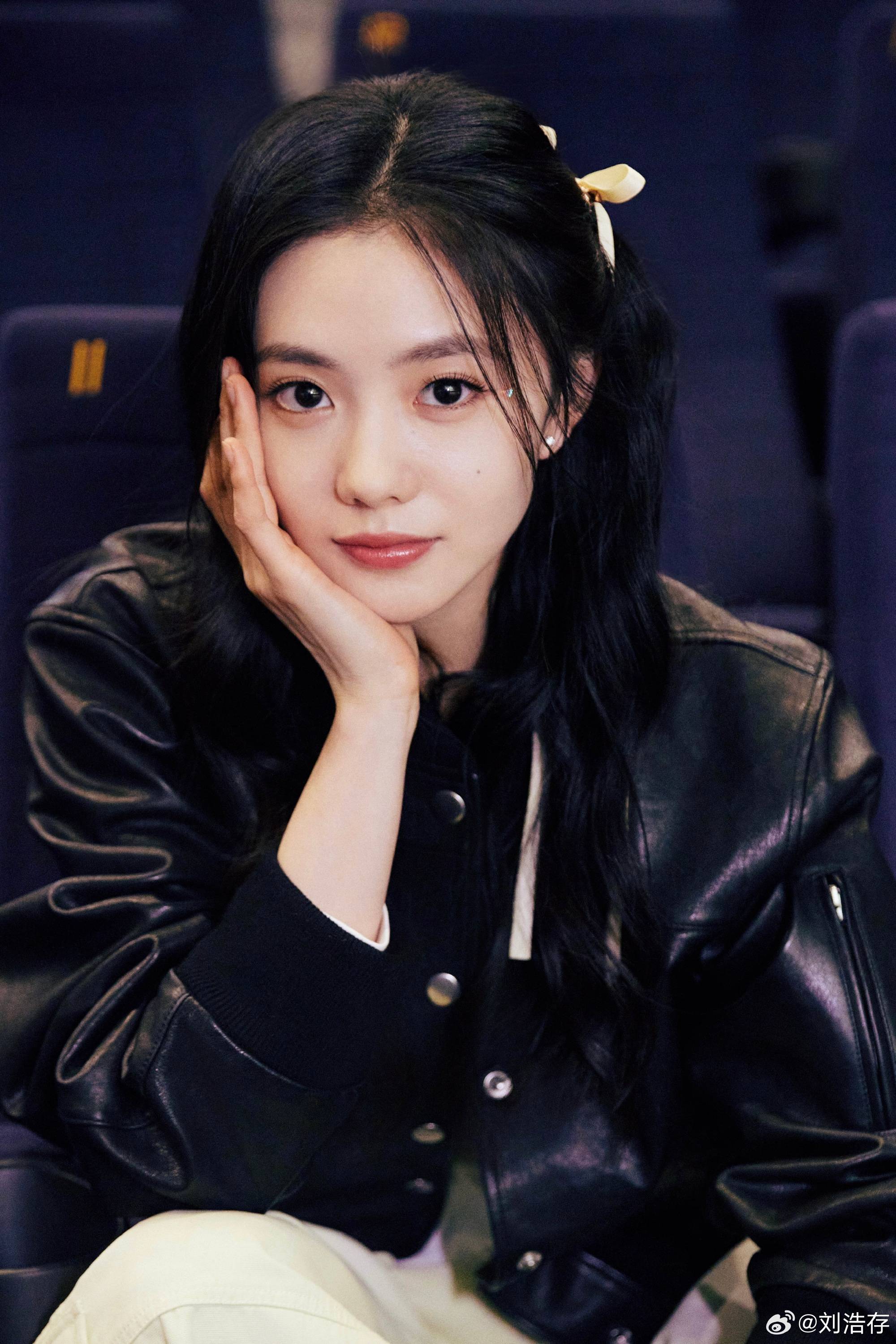 刘浩存电影灿烂的她捧脸照美疯