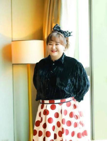 原创38岁贾玲走机场太喜感夹克打扮爆五五身材胖得找不到脖子了