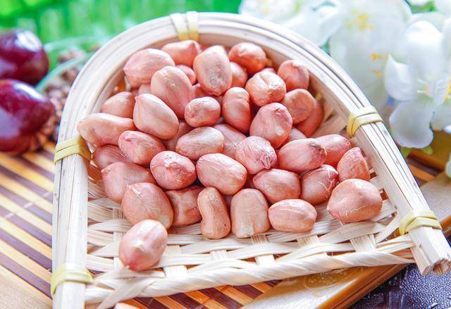 济南一快递员坚持吃"花生米"养胃,半年后,身体发生了什么?