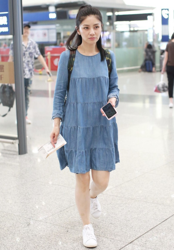 48岁胡可带火了一种新穿法:牛仔裙 小白鞋 半扎发型,洋气又减龄_造型