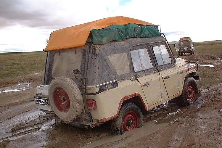 正当间儿,离合器失效,靠惯性滑到路边,我俩迅速拆下离合总泵,更换皮碗