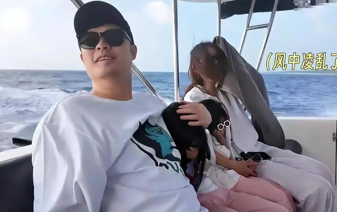 原创陈赫张子萱马尔代夫亲子游一家四口尽享海岛阳光幸福满溢