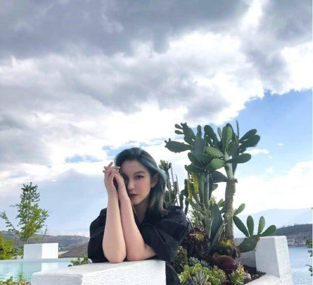 原创李雨桐与男友首次旅行相拥亲吻浪漫如漫画大赞吴懿韬会拍照