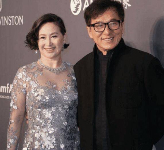 比如在娱乐圈中地位很高的成龙大哥,就曾经和何超琼有过亲密的合影