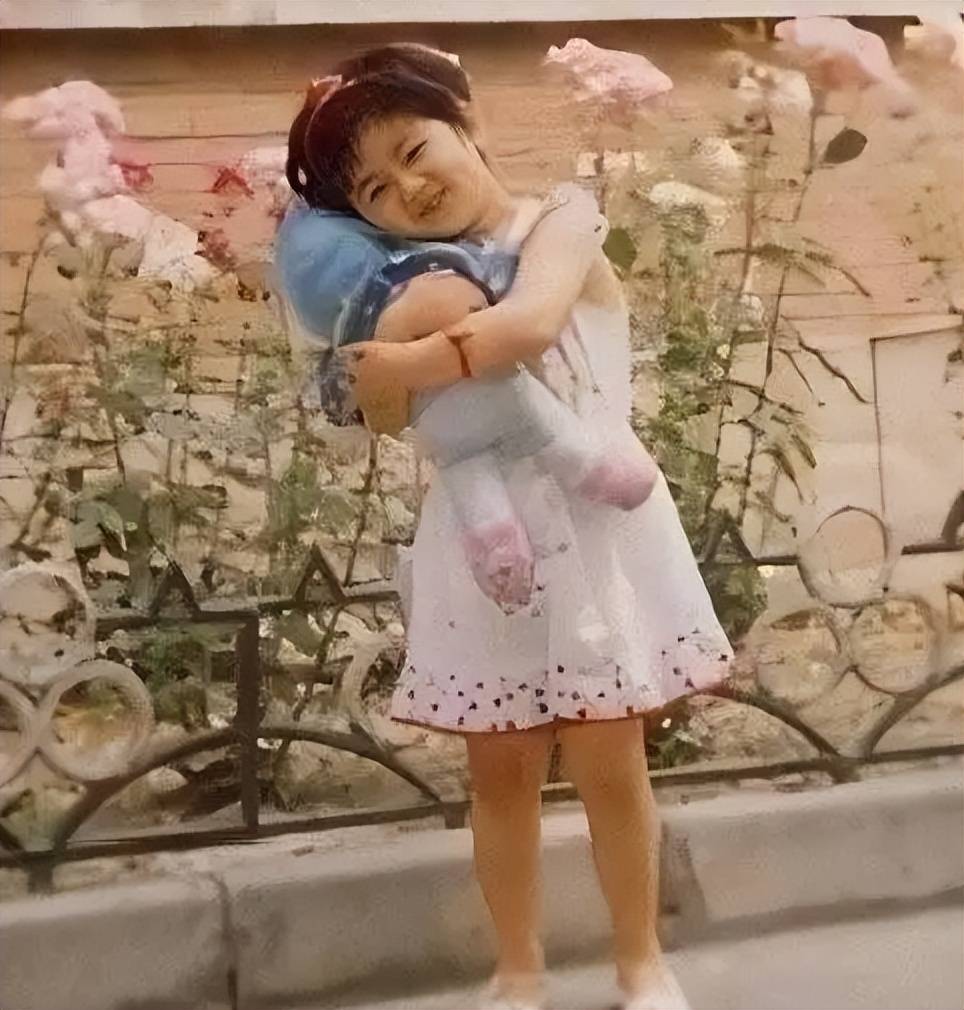 杨紫大学时期学生证曝光,网友感叹:这才是真正的从小美到大!