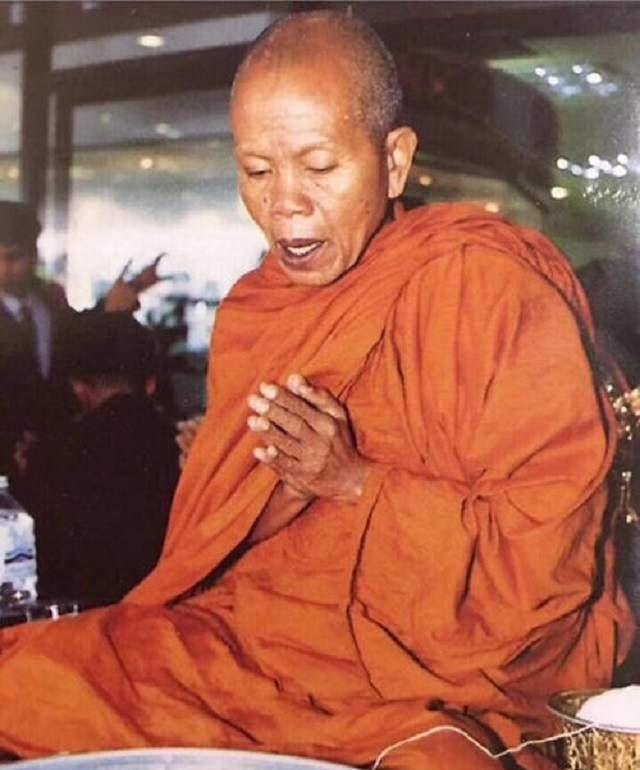 原创泰国高僧龙婆坤一生捐款60亿泰铢活了92岁送葬队伍长16公里