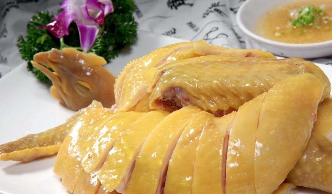 做白切鸡,别直接加水煮,多加这一步,皮爽肉滑超好吃