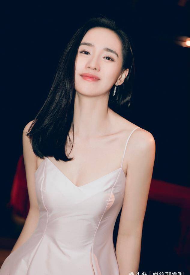 38岁王智一身粉色长裙时尚妩媚不失优雅颦笑间满满仙女气