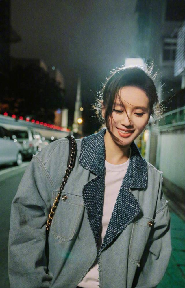 原创刘诗诗忙里不偷闲最新街拍在线上演完美侧颜杀低马尾温柔洒脱