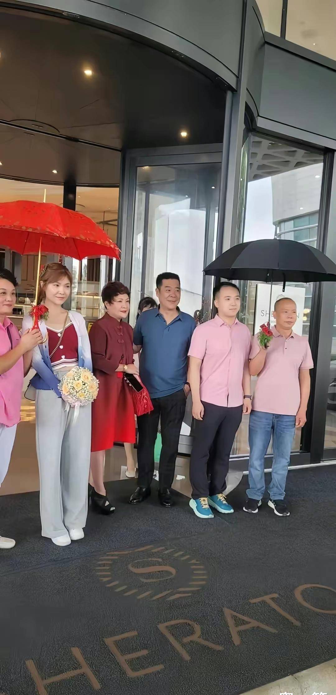 71岁苏志丹的全家福,38岁二婚娶了虎艳芬,女儿苏秋妍已远嫁他乡