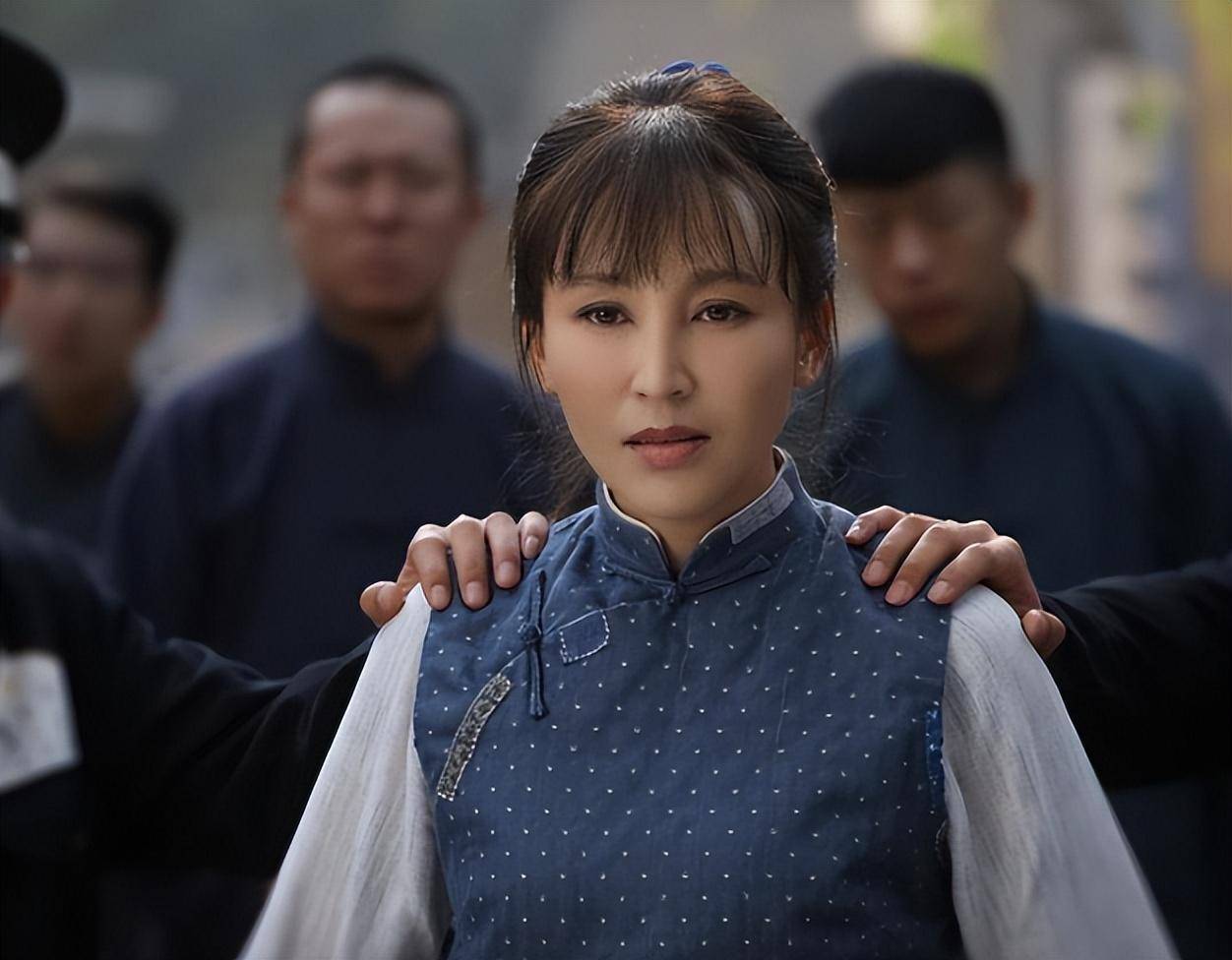 从出演首部电视剧《浴血狼山》开始,她就展现出了非凡的演技和魅力.