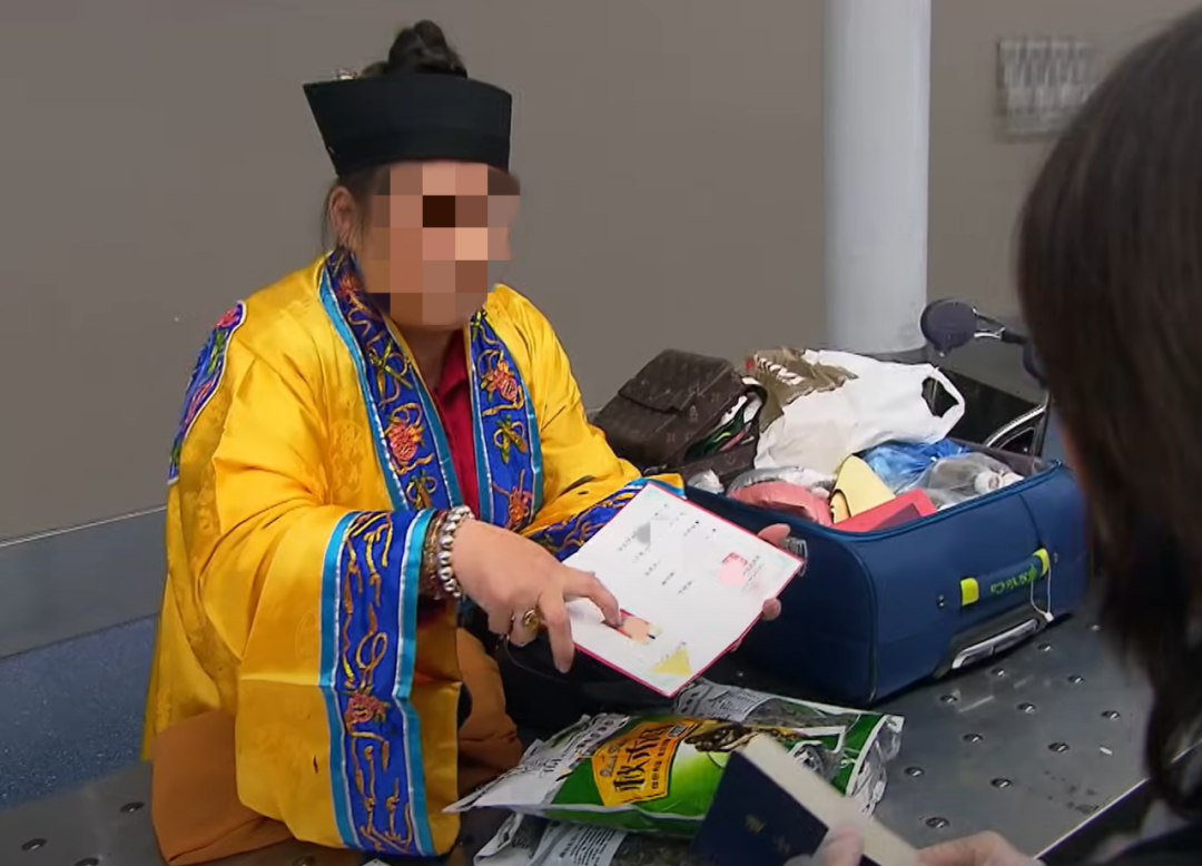老外被神秘东方力量吓傻了,龙虎黄袍天师,惹不起根本惹不起