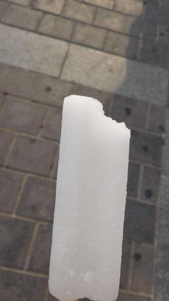 老冰棍,这是一款很简单的雪糕,制作原料也很简单,就是水,盐,淀粉,糖等