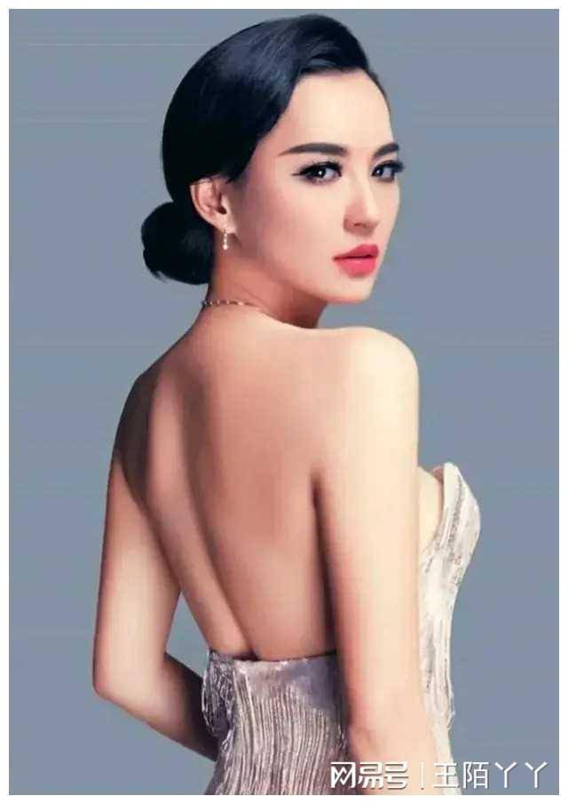 莫小棋"一脱成名",虽然没有大红大紫,但却成了"星座女神"