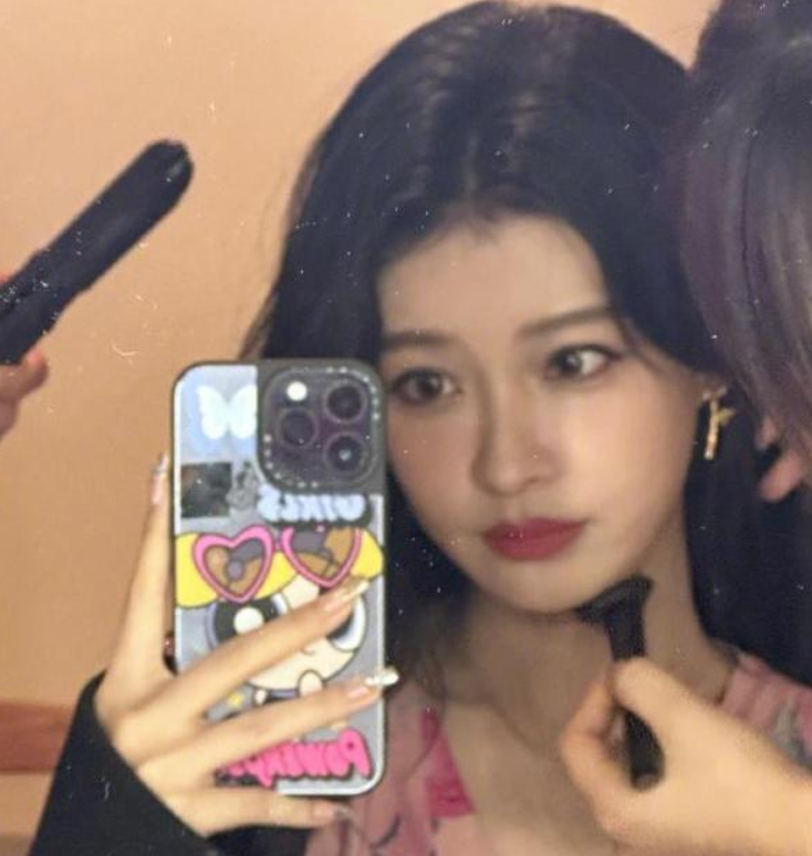 被曝与滕光正同游法国,孙怡首晒美照,神情憔悴似有心事_网友_照片