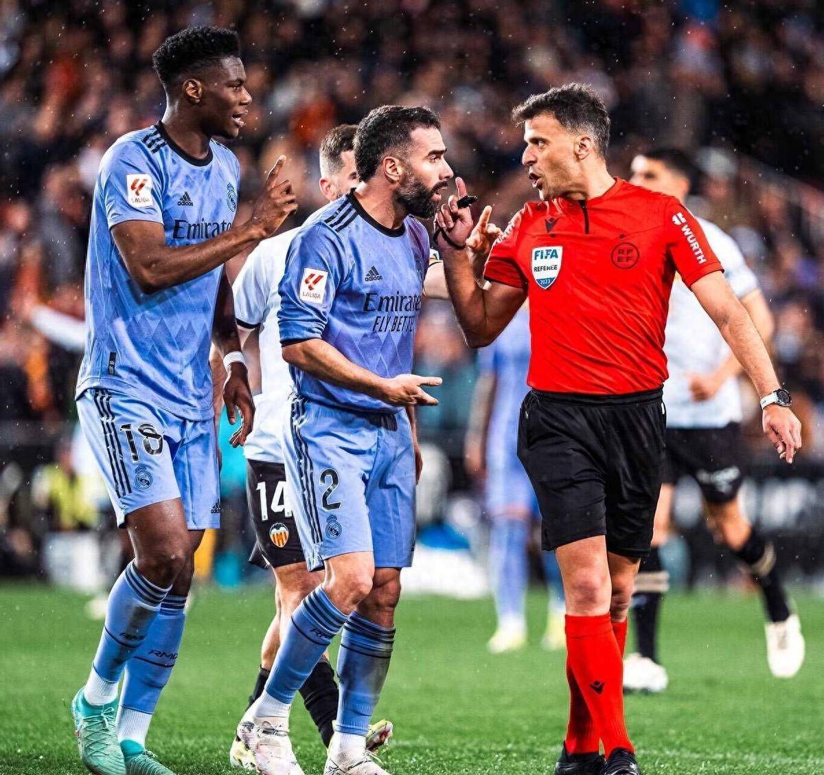 官宣禁赛2场贝林厄姆被罚款600欧当值主裁被停哨到底谁错了