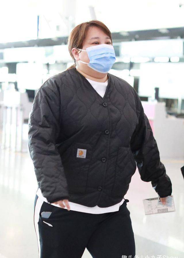 原创38岁贾玲走机场太喜感夹克打扮爆五五身材胖得找不到脖子了