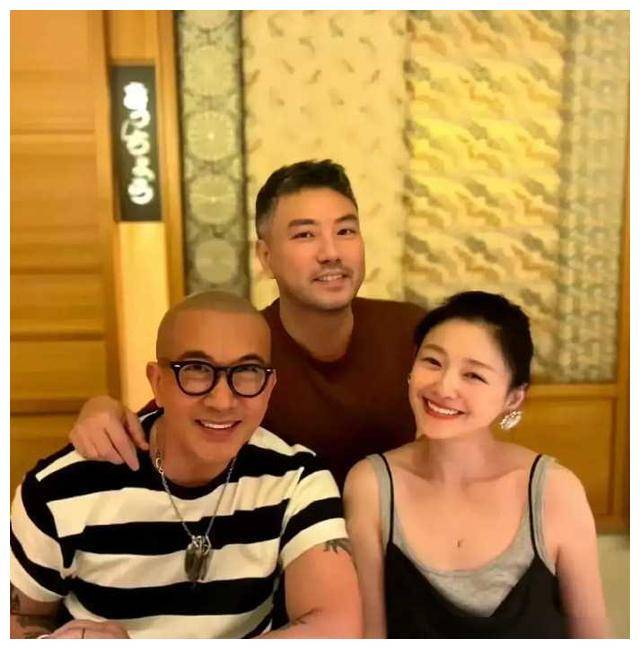 汪小菲妈妈模仿大s穿灰色风衣拉手小鲜肉气场不输前儿媳