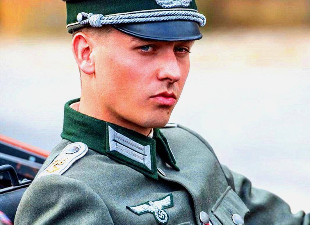 军服很英姿飒爽,不过这跟纳粹并没有直接的关系,纳粹和希特勒对德国的