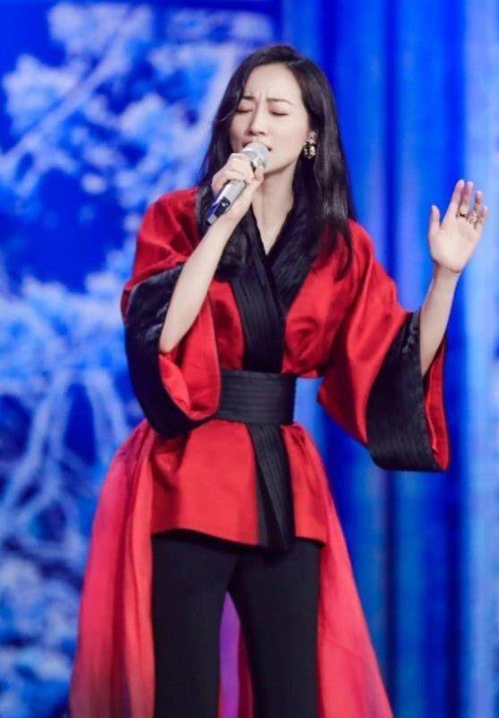 原创韩雪展现气质女人的时尚古风服饰搭配人鱼裤这美不一般