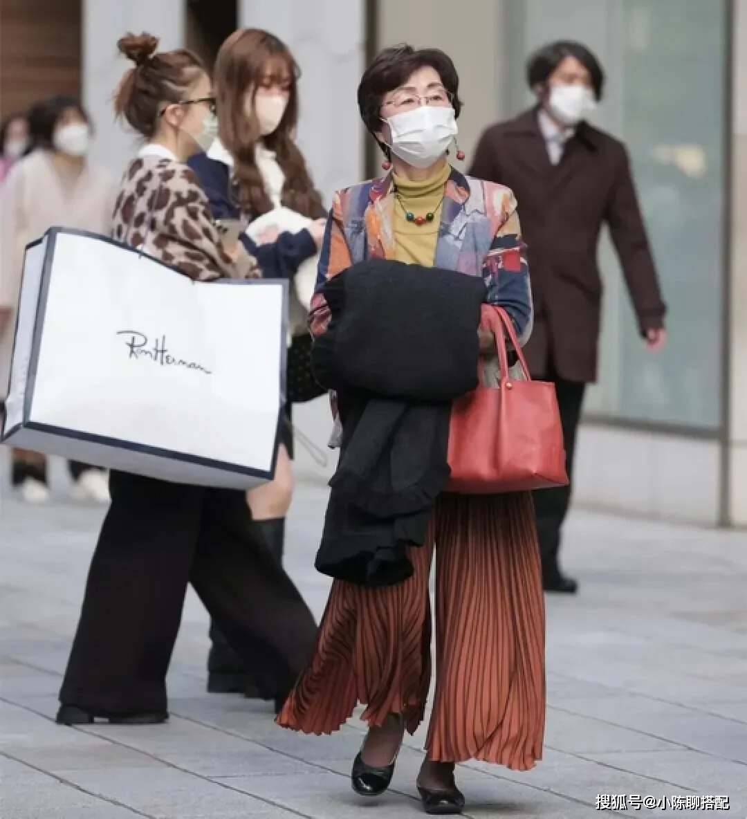 原创在日本街头被惊到大妈都好会穿衣正肩不烫卷平底鞋更好看