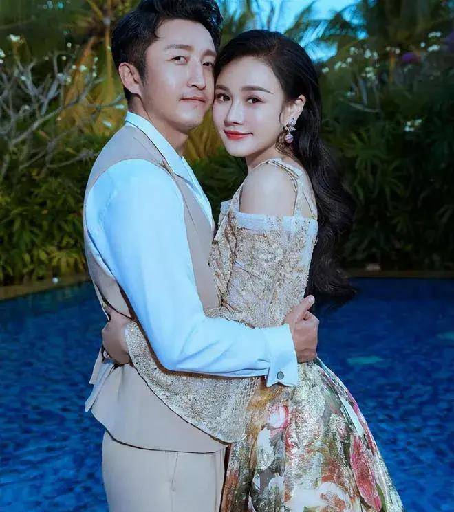 邹市明一家四口迪士尼游玩,40岁女子穿着大胆,身材不输卡戴珊_冉莹颖