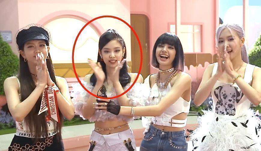 原创lisa更博晒mv花絮lisa身材引热议我却在留意jennie