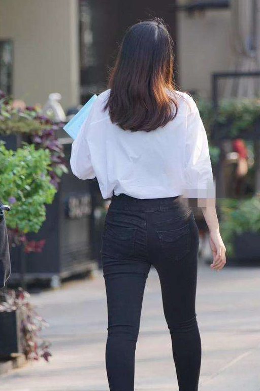 紧身裤很好的修饰了美腿,更具优越和精致的气质_美女_休闲_黑色