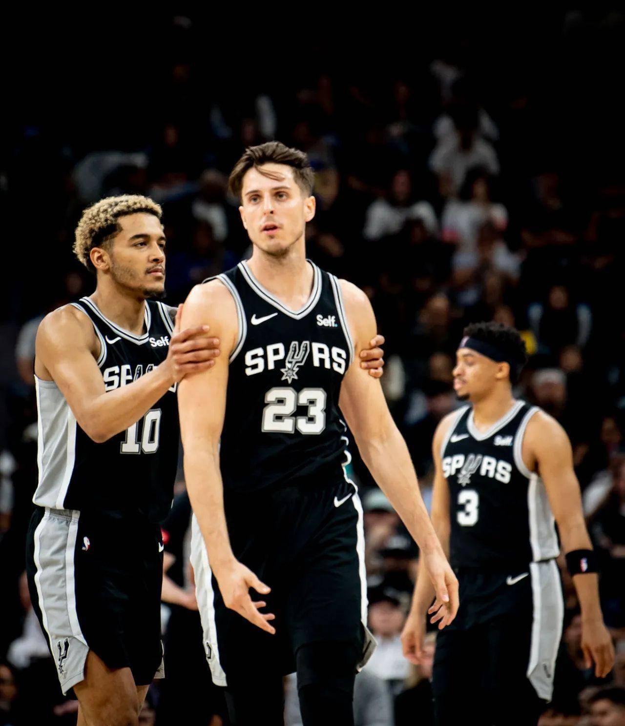 众所周知,马刺的客场是客场,主场简直如坟场._比赛_勇士队_裁判