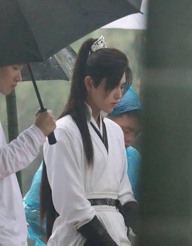 原创皓衣行路透帅翻罗云熙拿油纸伞仙气十足陈飞宇太有少年感