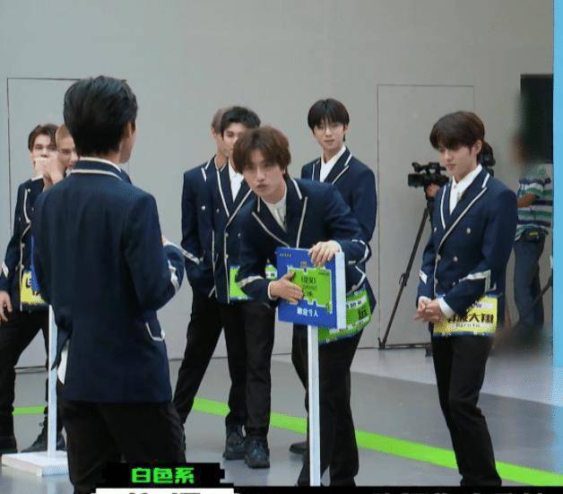 按照目前三公舞台的排名,刘宇终于重新凭借自己的实力,回到第一名的