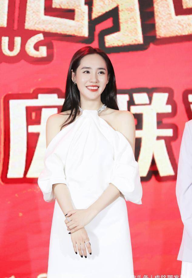 38岁王智一身粉色长裙时尚妩媚不失优雅颦笑间满满仙女气