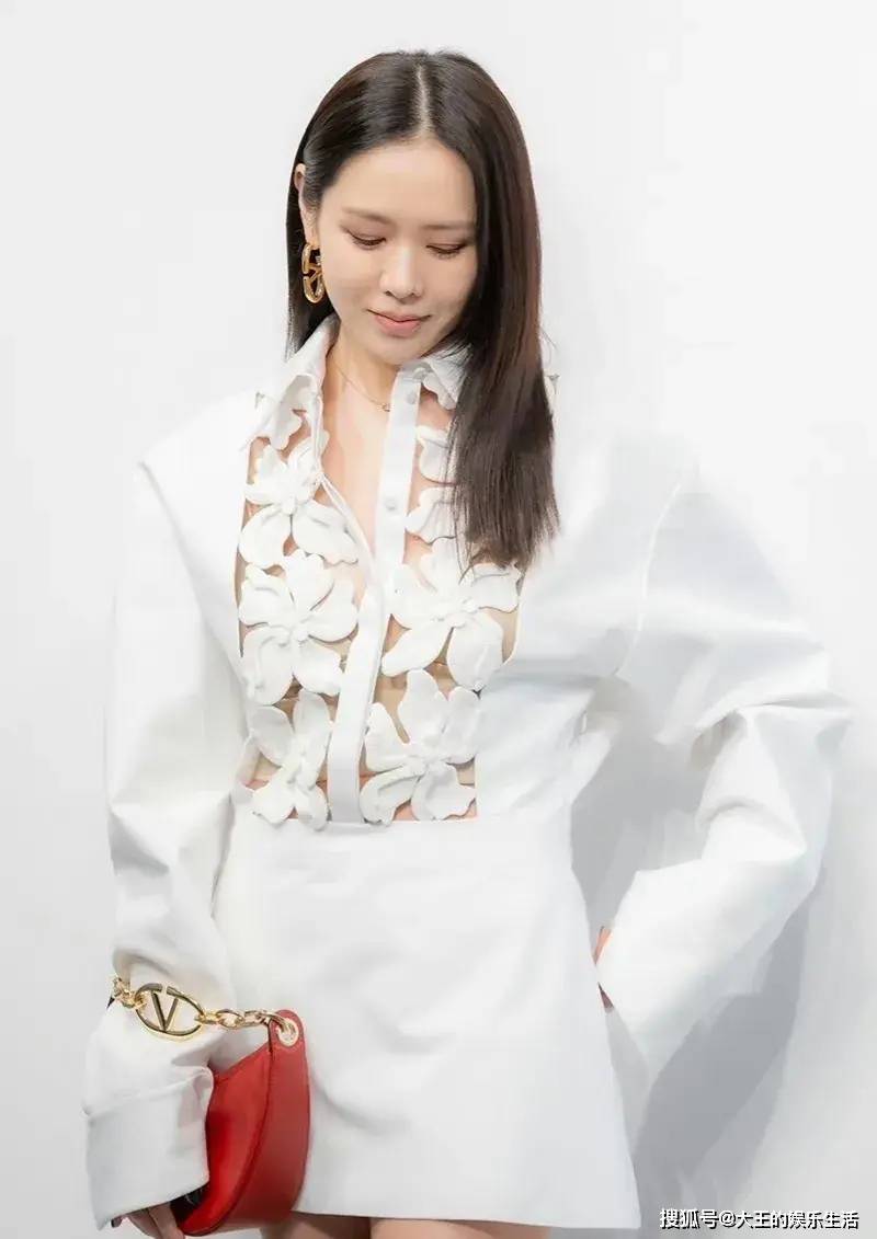 原创42岁孙艺珍长发披肩出席活动穿白裙温柔又优雅眼角有了皱纹