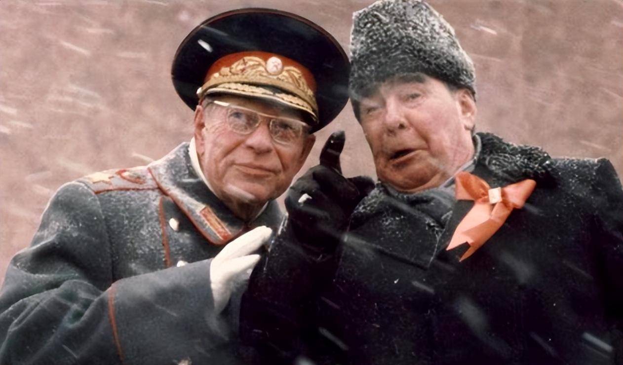 原创80年苏联国防部长表示喝光1箱伏特加送10架战机印度3名军官醉死