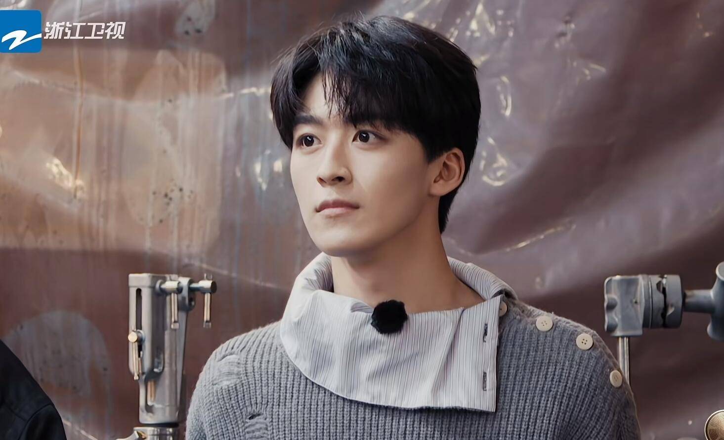 实际上并非如此,我觉得何洛洛这种被强拉的还不如王锵那种死活坚持