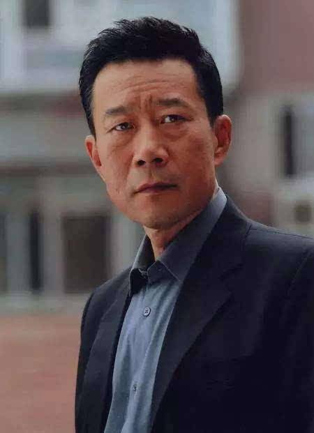 在电视剧《渴望》准备拍摄的时候,剧组找到了李雪健让他出演了剧中的