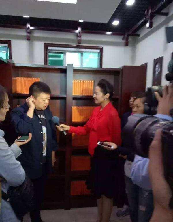 "彭小盛已经51岁了,还是非常的漂亮,美的和马东格格不入.