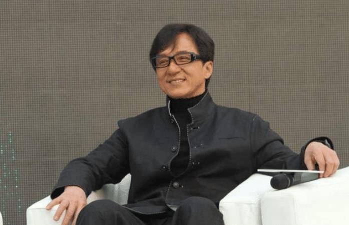 成龙想找王菲拍戏,没想到副导演却找错人,束手无措将错就错_范文芳