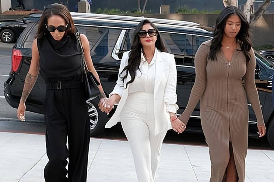 41岁瓦妮莎现状,穿吊带裙参加婚礼,与加索尔吐舌自拍,身材傲人