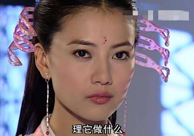 即便黑化后的周芷若心狠手辣,三观跟着五官走的饭姐当年也一直坚信"她