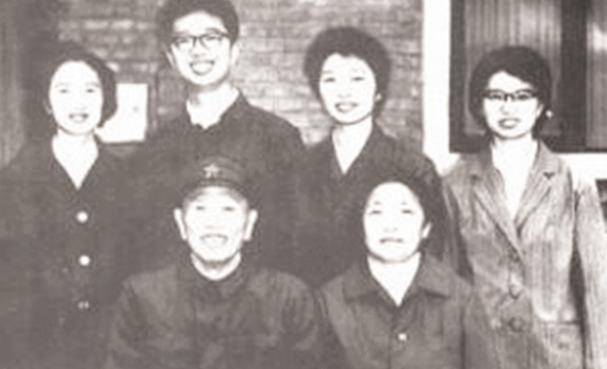 指着司令的照片跟连长说:这是我22年未曾相见的父亲_邓华_邓贤_父子